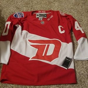 NWT red wings jersey
